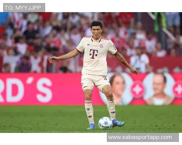 拜仁球员齐聚慕尼黑啤酒节伊藤洋辉与金玟哉同框亮相